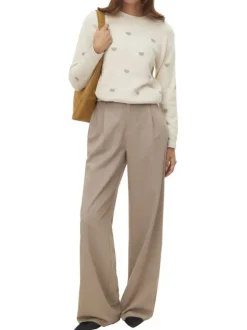 Pull beige coupe ajustée pourvu d'un col rond et de manches longues