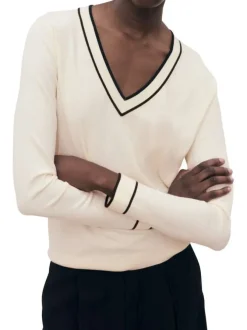 Pull beige en maille fine avec une coupe droite et un col v rayé