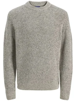 Pull beige en maille tricotée avec une coupe droite et un col rond