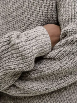 Pull beige en maille tricotée avec une coupe droite et un col rond