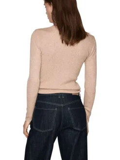 Pull beige en maille tricotée pourvu d'un col montant et de manches longues