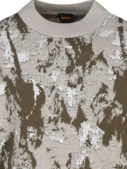 Pull beige imprimé avec une coupe droite à col rond et des manches longues