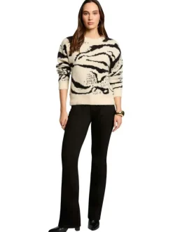 Pull beige imprimé avec une coupe droite à col rond et des manches longues
