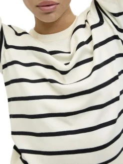 Pull beige orné d'un motif à rayures noires et pourvu d'un col rond
