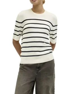 Pull beige orné d'un motif à rayures noires et pourvu d'un col rond