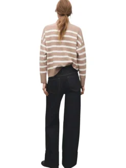 Pull beige à rayures blanches avec une coupe droite et un col montant