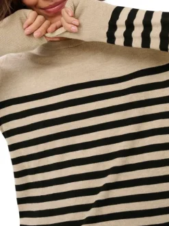 Pull beige à rayures pourvu d'un col rond et de manches longues