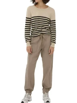 Pull beige à rayures pourvu d'un col rond et de manches longues