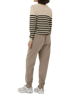 Pull beige à rayures pourvu d'un col rond et de manches longues