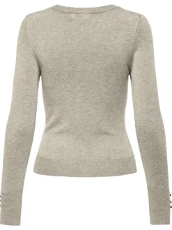 Pull beige uni avec un col rond à coupe droite et des boutons