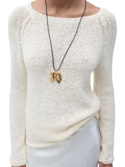 Pull beige uni avec une coupe droite à col rond et des manches longues