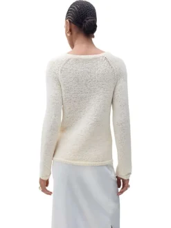 Pull beige uni avec une coupe droite à col rond et des manches longues