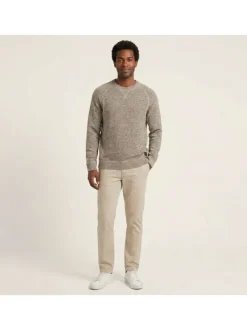 Pull beige uni avec une coupe droite à col rond et des manches longues