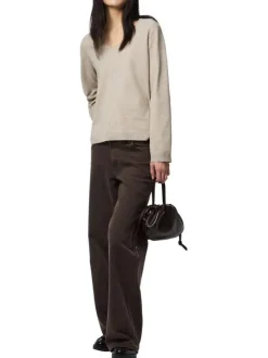 Pull beige uni avec une coupe droite et des manches longues