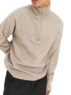 Pull beige uni avec une coupe droite et un col montant zippé