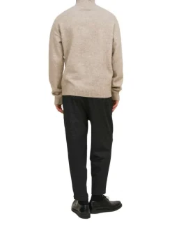 Pull beige uni avec une coupe droite et un col montant zippé