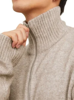 Pull beige uni avec une coupe droite et un col montant zippé