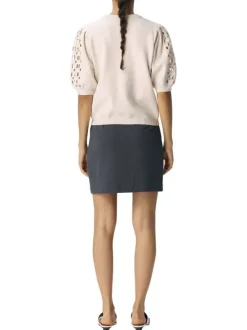 Pull beige uni à coupe droite avec un col rond et des manches courtes