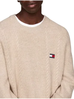 Pull beige uni coupe droite, col rond et à manches longues en mailles tressées