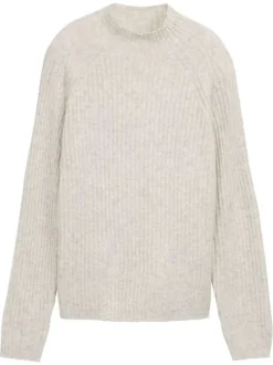 Pull beige uni côtelé avec un col rond et des manches longues
