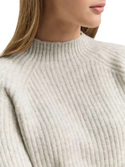Pull beige uni côtelé avec un col rond et des manches longues