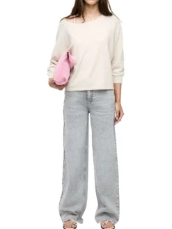 Pull beige uni doux avec une coupe droite et un col bateau