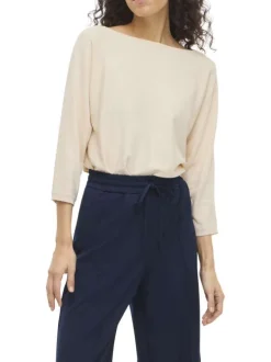 Pull beige uni doux avec une coupe droite et un col bateau