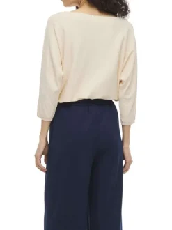 Pull beige uni doux avec une coupe droite et un col bateau
