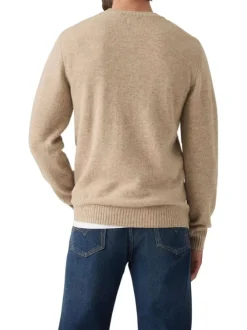 Pull beige uni en laine avec un col rond et logo de la marque sur la poitrine