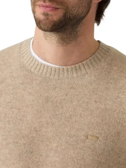 Pull beige uni en laine avec un col rond et logo de la marque sur la poitrine