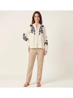 Pull beige uni pourvu de manches longues et d'une coupe droite
