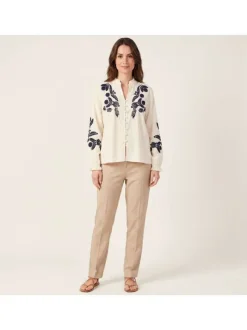 Pull beige uni pourvu de manches longues et d'une coupe droite