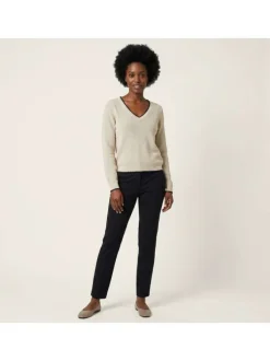 Pull beige uni pourvu de manches longues et d'une coupe droite
