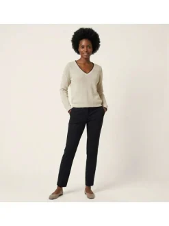 Pull beige uni pourvu de manches longues et d'une coupe droite