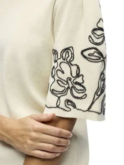 Pull beige uni pourvu d'une coupe droite et de manches courtes