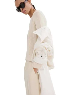 Pull beige uni pourvu d'une coupe droite et de manches longues