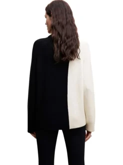 Pull black bicolore coupe droite avec un col roulé et des manches en bord côte