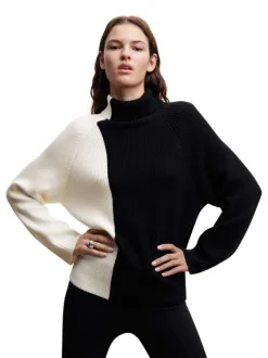 Pull black bicolore coupe droite avec un col roulé et des manches en bord côte