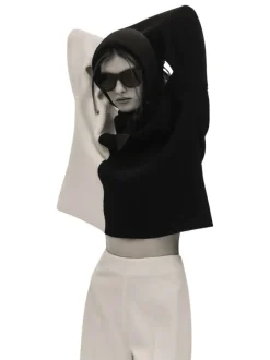 Pull black bicolore coupe droite avec un col roulé et des manches en bord côte