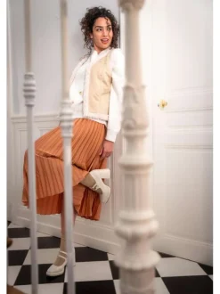 Pull blanc ample avec des boutons décoratifs à l'avant et un col rond