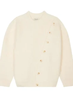 Pull blanc ample avec des boutons décoratifs à l'avant et un col rond