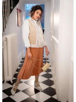 Pull blanc ample avec des boutons décoratifs à l'avant et un col rond