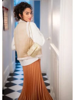 Pull blanc ample avec des boutons décoratifs à l'avant et un col rond