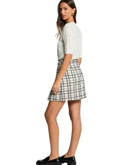Pull blanc à motifs avec une coupe droite et des manches courtes