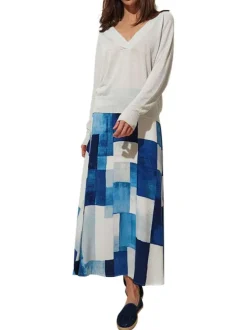 Pull blanc pailleté à coupe droite avec un col v et des manches longues