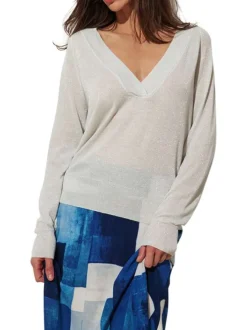 Pull blanc pailleté à coupe droite avec un col v et des manches longues