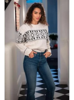 Pull blanc uni avec une coupe droite à col rond et des manches longues