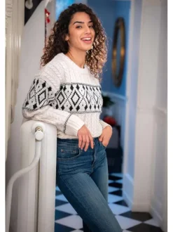 Pull blanc uni avec une coupe droite à col rond et des manches longues