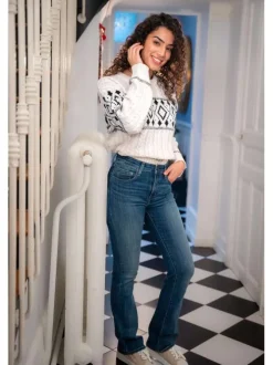 Pull blanc uni avec une coupe droite à col rond et des manches longues