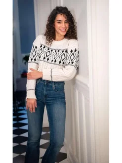 Pull blanc uni avec une coupe droite à col rond et des manches longues